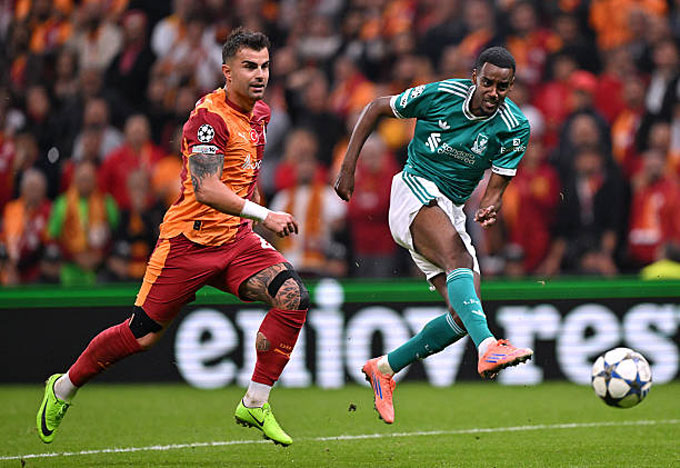 Isak vào sân trong hiệp 2 trận gặp Galatasaray nhưng thi đấu cực kỳ mờ nhạt