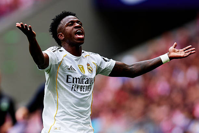 Vinicius không vui khi phải rời sân giữa chừng