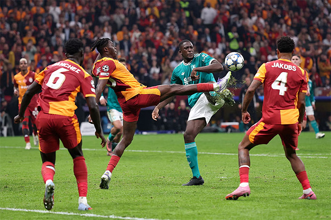 Konate suýt mang về cho Liverpool 1 quả 11m