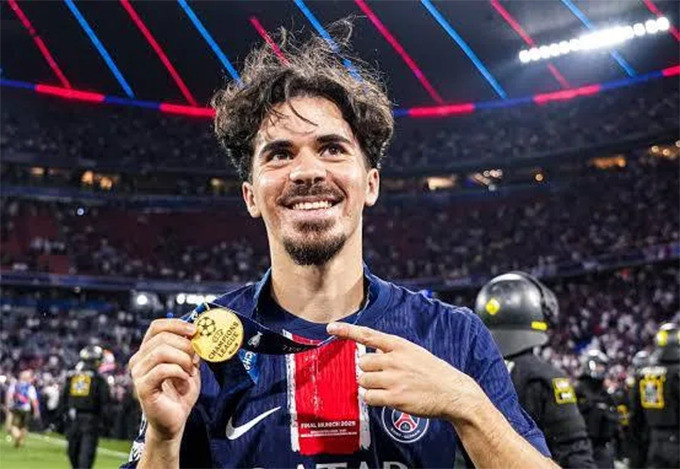 Tiền vệ người Bồ Đào Nha đoạt Quả bóng đồng 2025