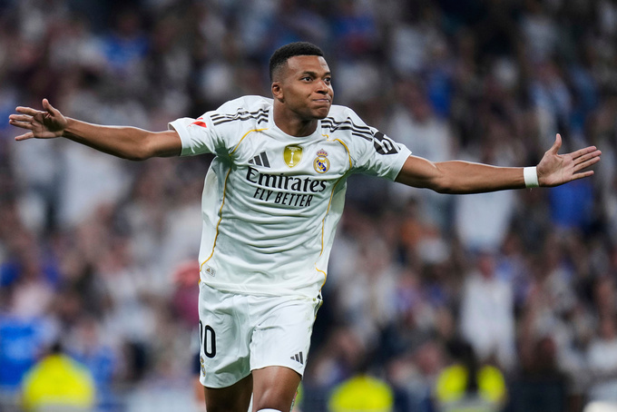 Tiền đạo Kylian Mbappe vừa lập hat-trick cho Real Madrid