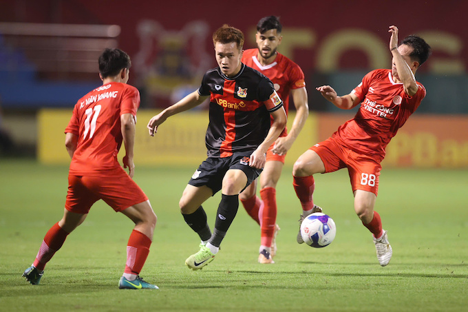 Hoàng Đức trong vòng vây của các cầu thủ Thể Công Viettel. Ảnh: Đức Cường