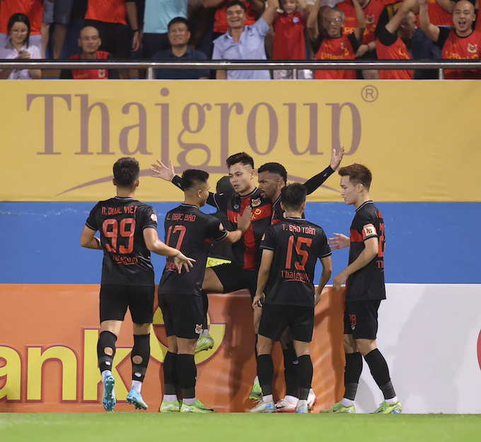 Niềm vui của Đức Chiến và đồng đội khi có bàn mở tỷ số. Ảnh: Đức Cường