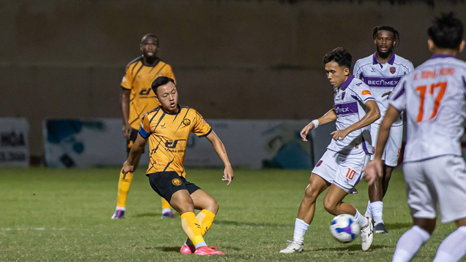 Dù đã chơi rất cố gắng nhưng Thanh Hoá (phải) chỉ có được 1 điểm trước đội khách. Ảnh: Đức Cường