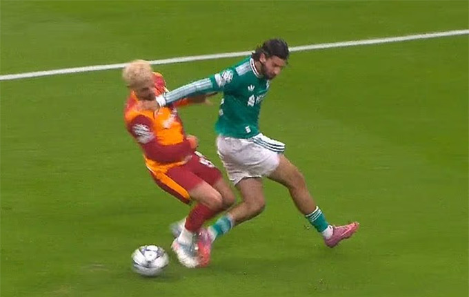 Liverpool thua rất nhiều từ tình huống cố định