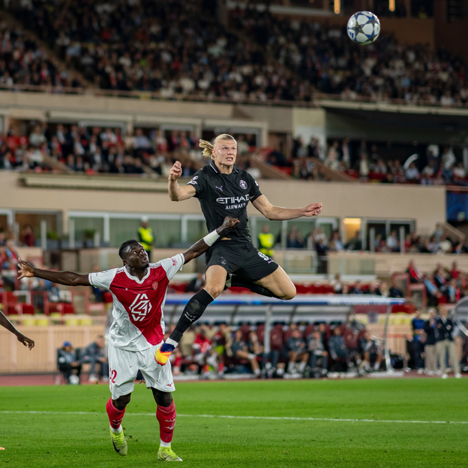 Haaland treo mình khoảng vài giây trên không trước khi đánh đầu cực mạnh ghi bàn thắng thứ 2 vào lưới Monaco