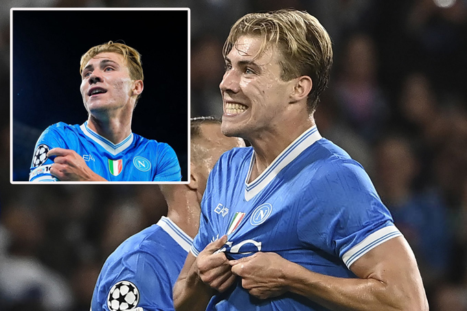 Hojlund ăn mừng bằng cách chỉ vào logo Napoli và Champions League