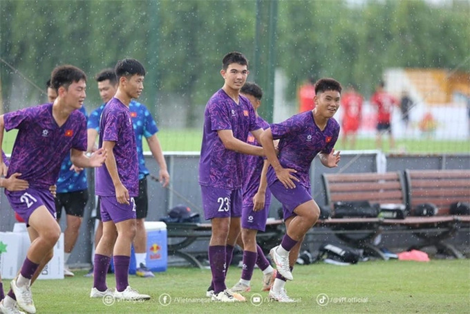 Maxwell James Peereboom thân thiện trên sân tập. Ảnh: VFF