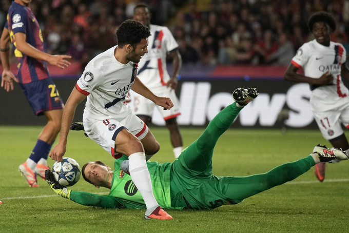Dù dẫn bàn từ giữa hiệp 1, nhưng Barca đã để PSG ngược dòng thắng 2-1