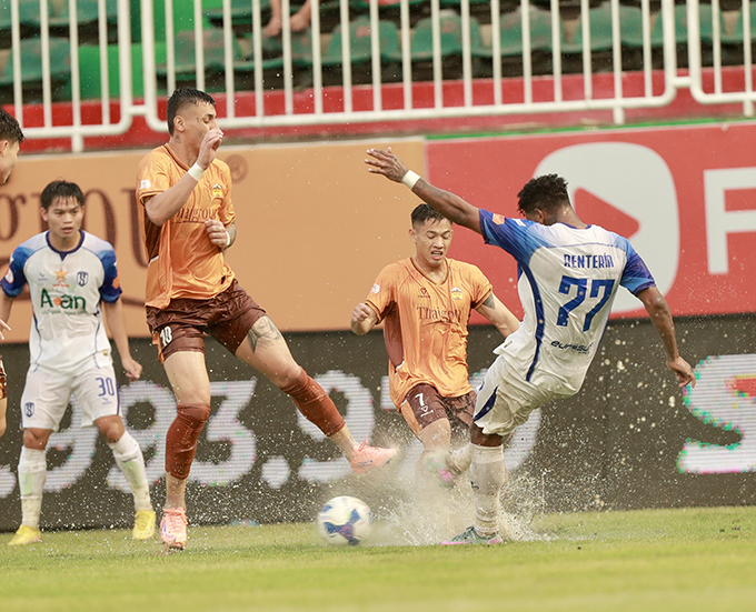 HAGL và SLNA cầm chân 1-1