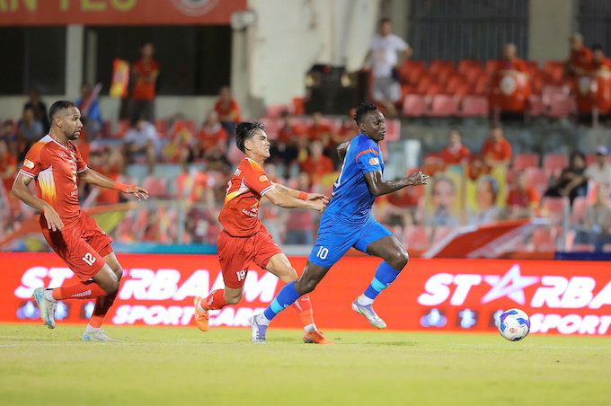 Cuộc đua tranh quyết liệt của cầu thủ hai đội. Ảnh: Đức Cường