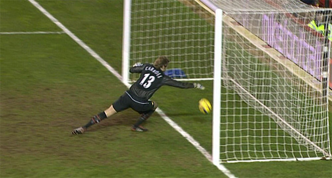 Bóng qua vạch vôi tới gần 1 mét vẫn không được công nhận