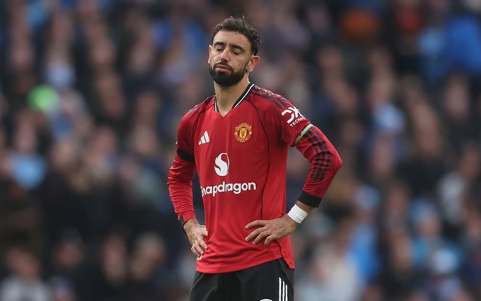 Đội trưởng Bruno Fernandes của MU không vui vì bị HLV Ruben Amorim bắt đá sai vị trí