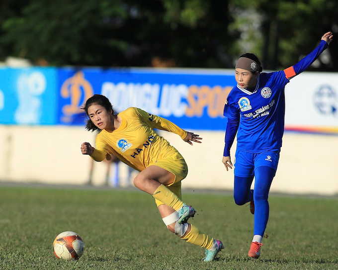 Pha tranh bóng quyết liệt giữa Thanh Nhã và cầu thủ của Than KSVN. Ảnh: Phan Tùng