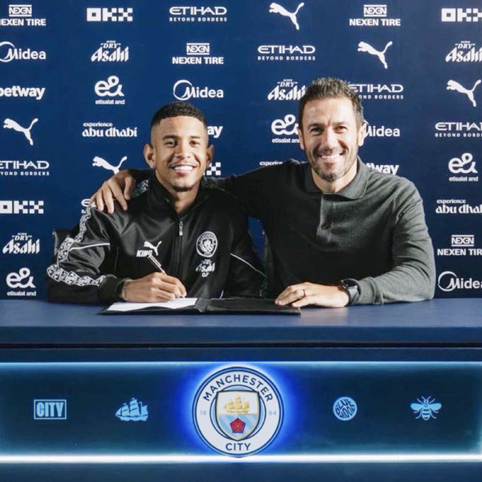 Savinho vui vẻ ký hợp đồng mới cùng GĐBĐ Viana