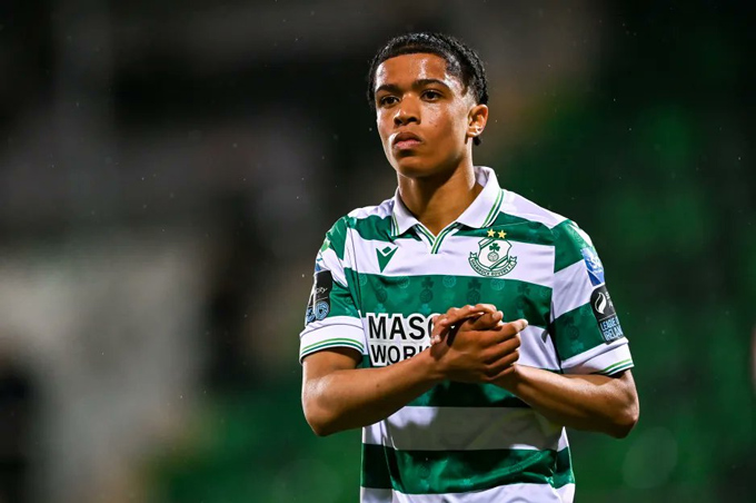 Ozhianvuna là thần đồng của CLB Shamrock Rovers (Ireland)