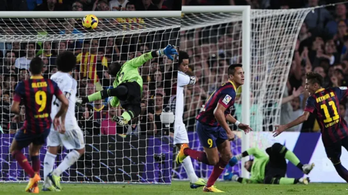 Siêu phẩm lốp bóng của Alexis Sanchez vào lưới Real Madrid năm 2013.