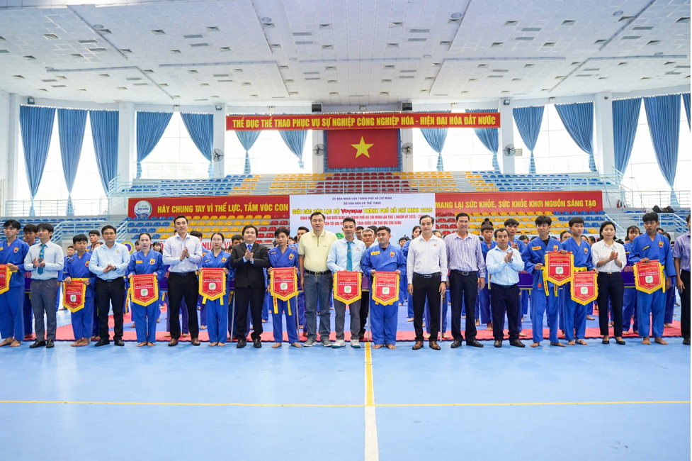 Đại biểu tặng cờ lưu niệm cho 14 đơn vị về tham dự Giải các CLB Vovinam Thành phố Hồ Chí Minh năm 2025