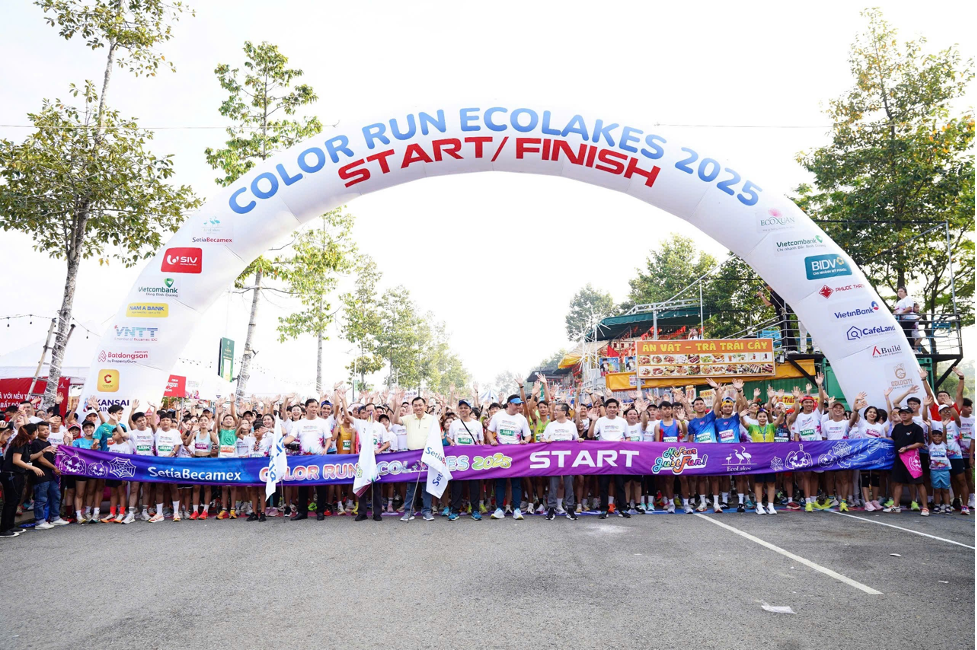 Giải Đường chạy sắc màu “Color Run EcoLakes 2025” diễn ra hấp dẫn với sự tham dựcủa ông Firdauz Othman, Tổng lãnh sự Malaysia tại thành phố Hồ Chí Minh và đông đảo đại biểu