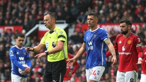  Vì sao MU thoát phạt đền trước Sunderland?