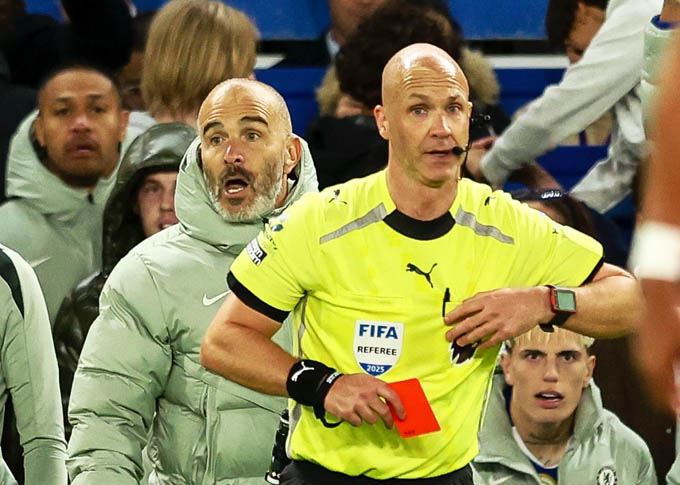 Maresca ngỡ ngàng vì bị thẻ đỏ