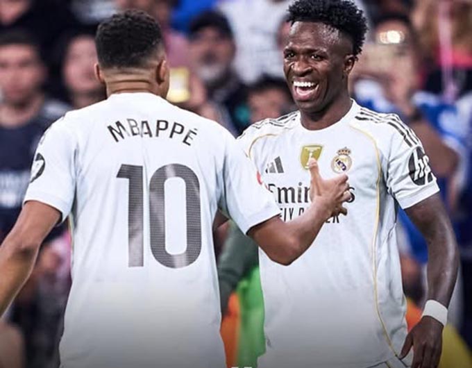 Hai ngôi sao ăn mừng sau khi Vini sút phạt đền thành công