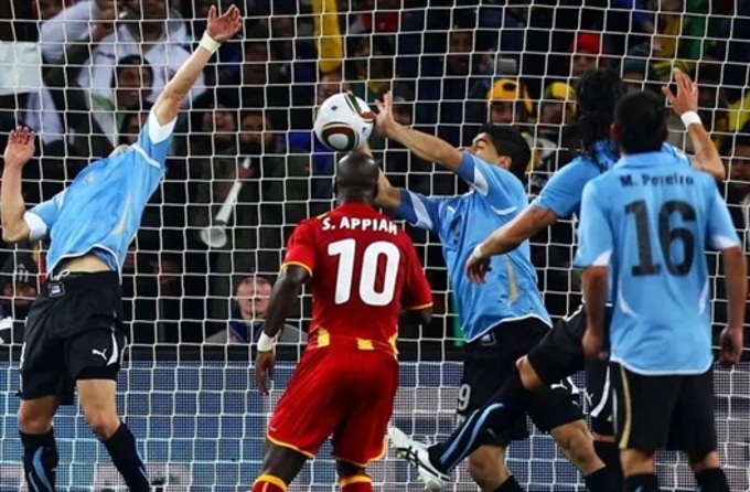 Pha dùng tay chơi bóng của Suarez ở trận tứ kết World Cup 2010 gặp ĐT Ghana