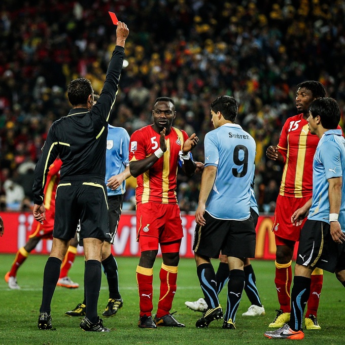 Suarez bị trọng T rút thẻ đỏ đuổi khỏi sân trong sự phẫn nộ cùng cực của các cầu thủ Ghana