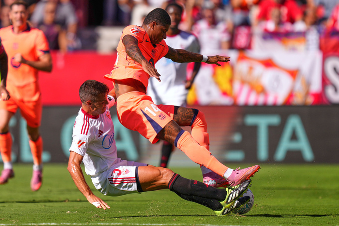 HLV Hansi Flick nên đặt niềm tin vào Rashford, thay vì Lewandowski