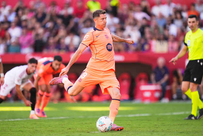 Robert Lewandowski sút hỏng penalty khiến Barca ôm hận