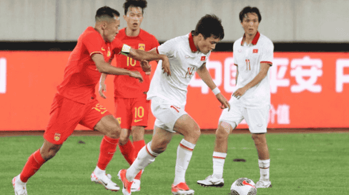 Tuyển Việt Nam thể hiện lối chơi tự tin và quyết liệt trong cuộc đối đầu với Trung Quốc.