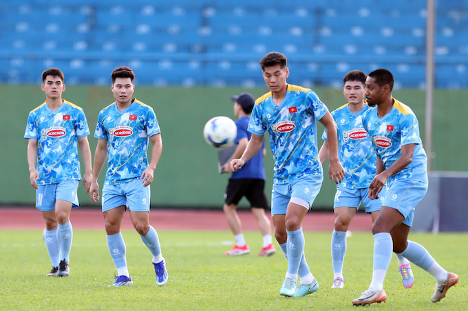 Buổi tập của tuyển Việt Nam chiều nay vắng Tiến Dũng và Đức Chiến. Ảnh: Anh Khoa