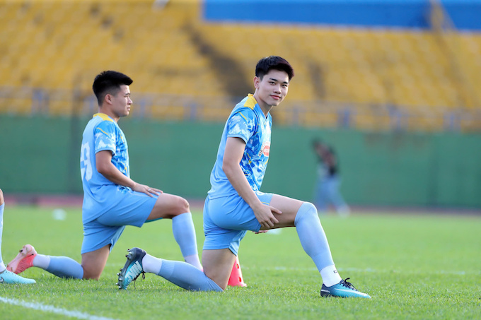 Đình Bắc khá hứng khởi trong buổi tập của tuyển Việt Nam. Ảnh: Anh Khoa