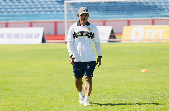 Cựu tuyển thủ Cao Sỹ Cường - trợ lý thân tín của HLV Văn Sỹ Sơn ở Quảng Nam cũng sẽ tham gia vào BHL SLNA sắp tới