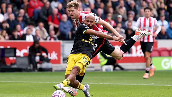 Mbeumo bị Collins kéo ngã trong vòng cấm nhưng trọng T chỉ rút thẻ vàng với cầu thủ của Brentford