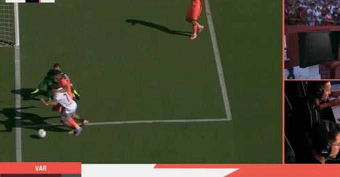 Pha tranh chấp của Araujo vs Romero nhìn từ góc máy khác