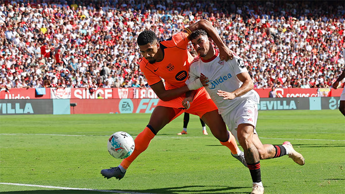 Pha va chạm giữa Araujo và Romero khó có thể dẫn tới phạt đền