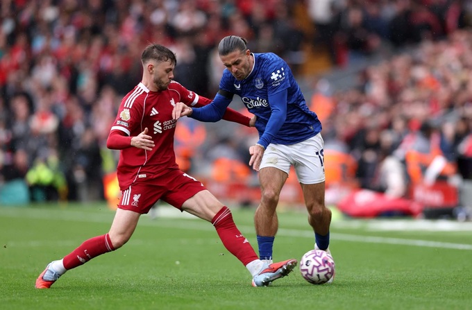 Trong khi đó, Jack Grealish (áo xanh) đang thăng hoa ở Merseyside trong màu áo Everton