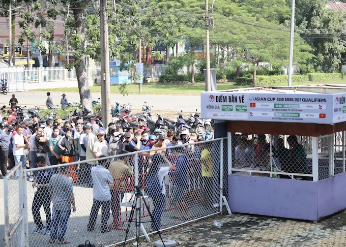 Rất đông khán giả có mặt từ sớm để chờ mua vé. Ảnh: Gia Hân