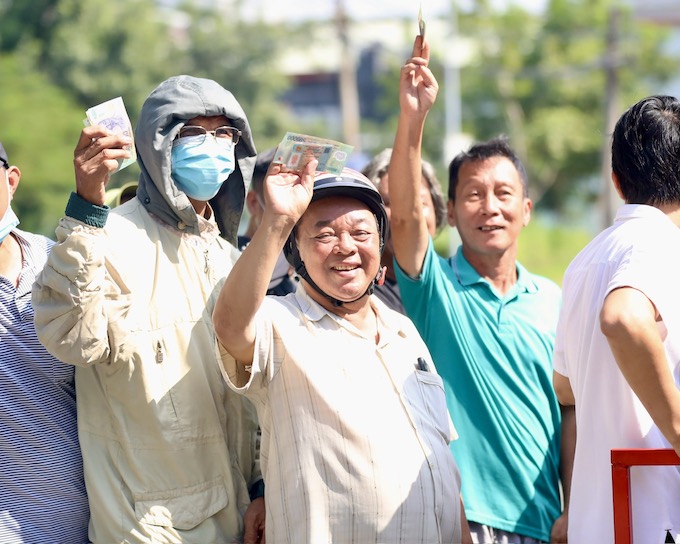 Sự phấn khích của khán giả khi chờ đến lượt mua vé. Ảnh: Gia Hân 