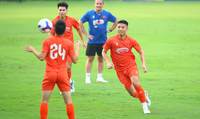 Tiến Dũng là mắc xích quan trọng trong hàng phòng ngự của ĐT Việt Nam. Ảnh: Minh Tuấn