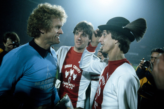 Hình ảnh của Cruyff (phải) trong trận đấu tri ân của Ajax với Bayern