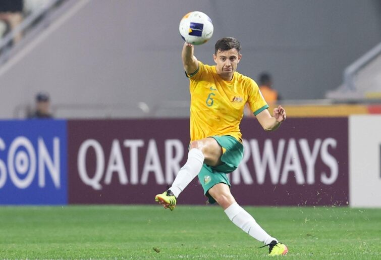 Paul Michael Junior Okon-Engstler chơi ở vị trí tiền vệ cho đội U20 Australia