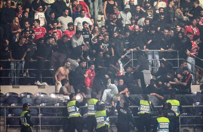 Các CĐV Benfica đã "nội chiến" trên khán đài