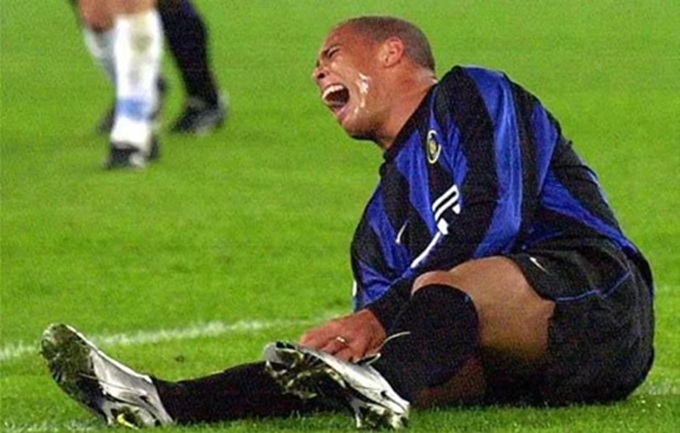 Ronaldo tái phát chấn thương ở trận gặp Lazio vào tháng 4/2000