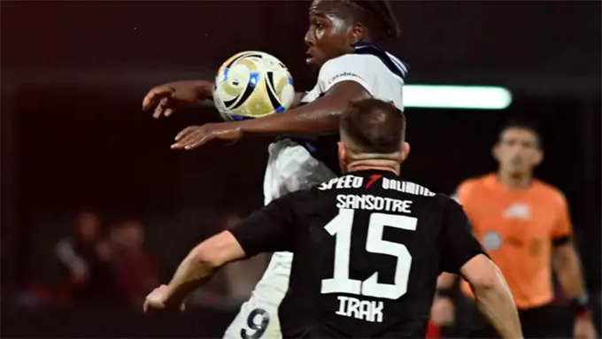 Họ thi đấu với chiếc áo đấu có chữ "Irak" sau lưng