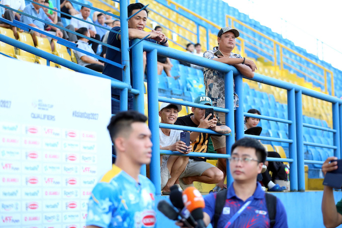 Các khán giả có mặt trên sân xem tuyển Việt Nam tập luyện. Ảnh: Anh Khoa