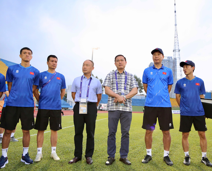 Phó chủ tịch VFF Trần Anh Tú và Tổng thư ký Nguyễn Văn Phú thăm và động viên ĐT Việt Nam. Ảnh: Anh Khoa