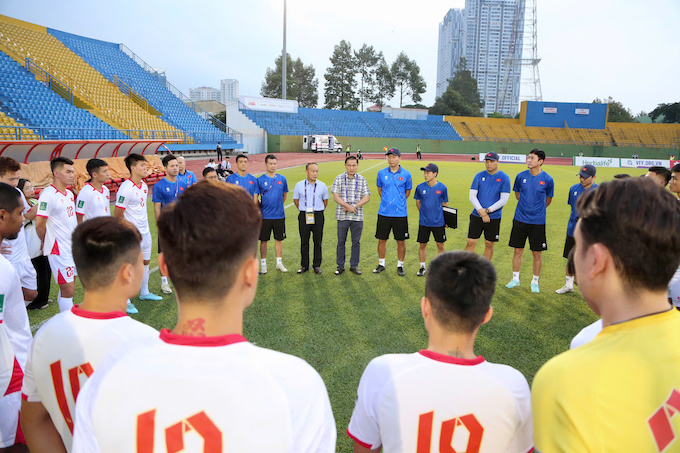 Lãnh đạo VFF thăm hỏi động viên ĐT Việt Nam trước trận gặp Nepal. Ảnh: Anh KHoa