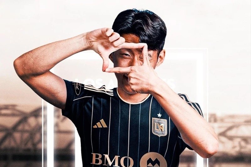 Son đã kết hợp được sự cường điệu và sự chú ý của một bản hợp đồng lớn với những màn trình diễn ấn tượng